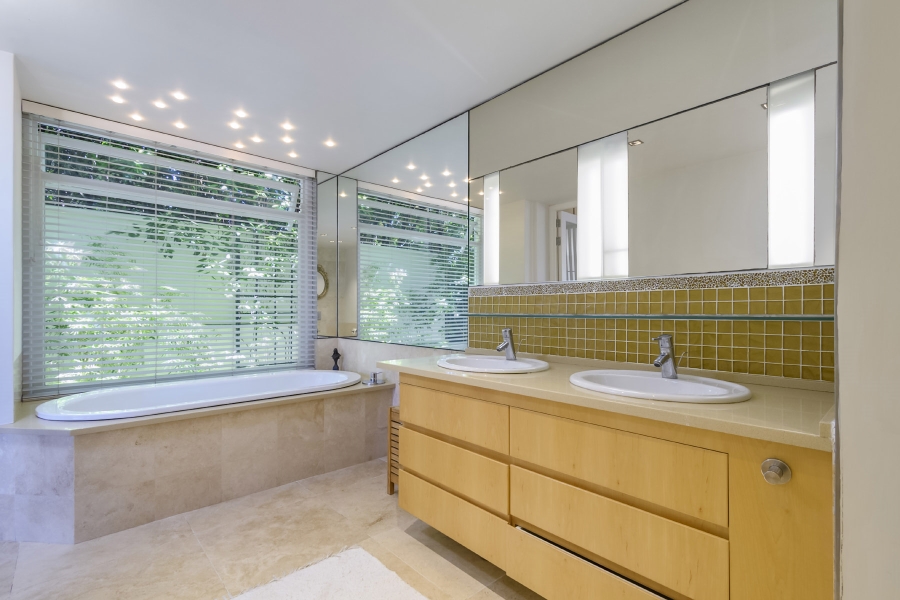 5 Bedroom Property for Sale in Constantia Western Cape